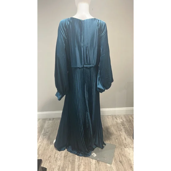 Women's Mac Duggal Teal Pleated Long Sleeve Gown Size 14